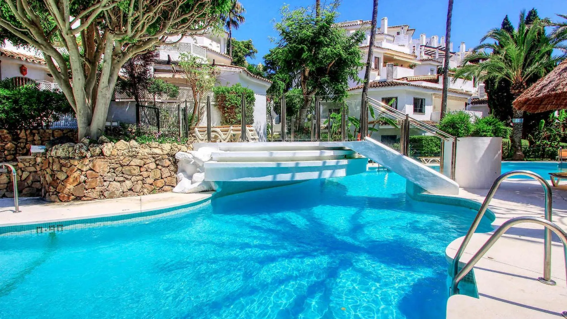 1081 Beachfront Penthouse Jacuzzi Roofterace Lounge Wifi Marbella Apartment