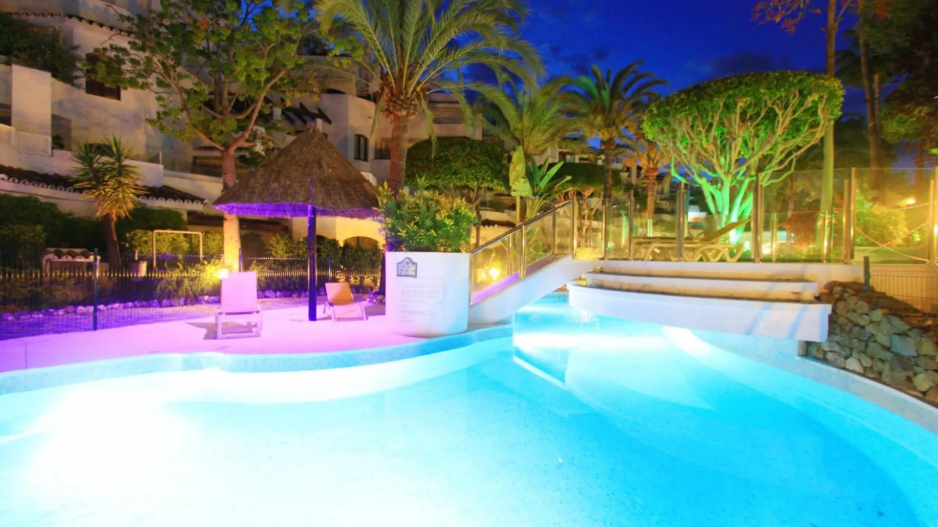 1081 Beachfront Penthouse Jacuzzi Roofterace Lounge Wifi Marbella