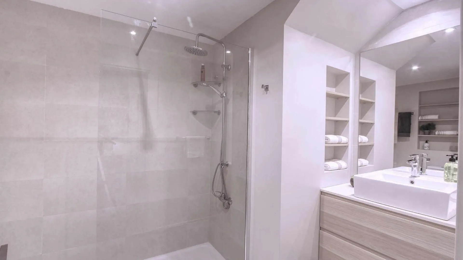 1081 Beachfront Penthouse Jacuzzi Roofterace Lounge Wifi Marbella 0*,  Spain